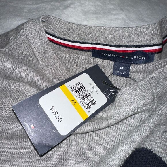 Tommy Hilfiger Women’s Winter Dog Gray Sweater Medium NWT - Picture 6 of 11